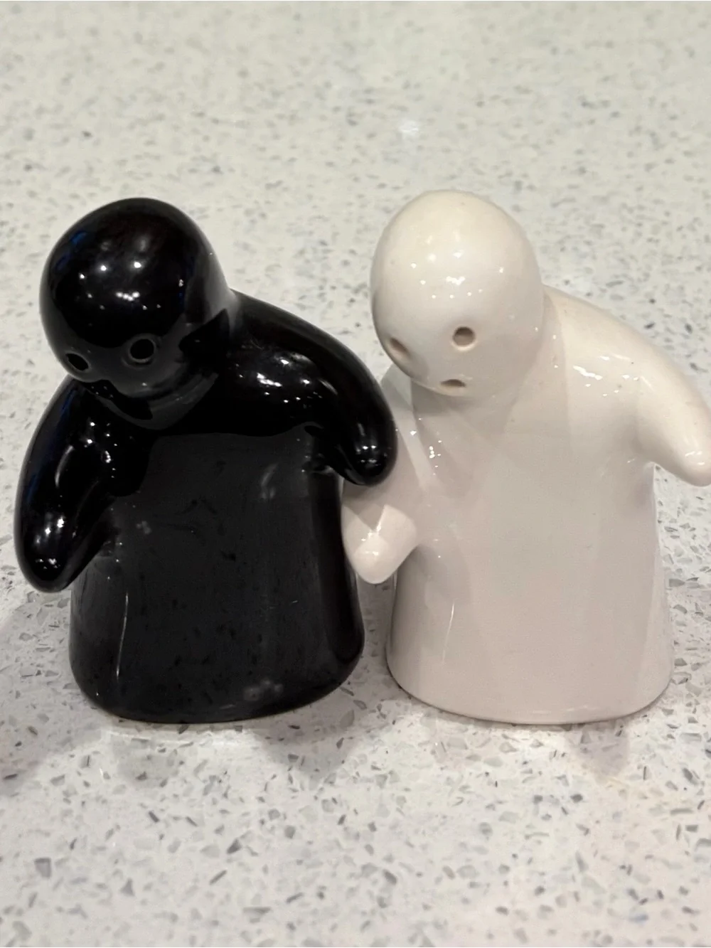 Paris embrace Ceramic Hug Salt & Pepper Shaker Set - Black and White